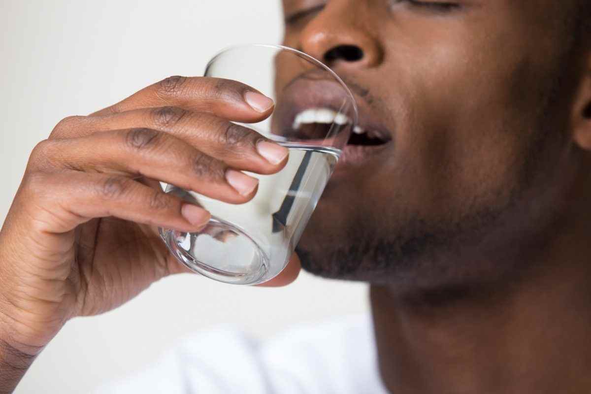 Mann mit Glas Trinkwasser
