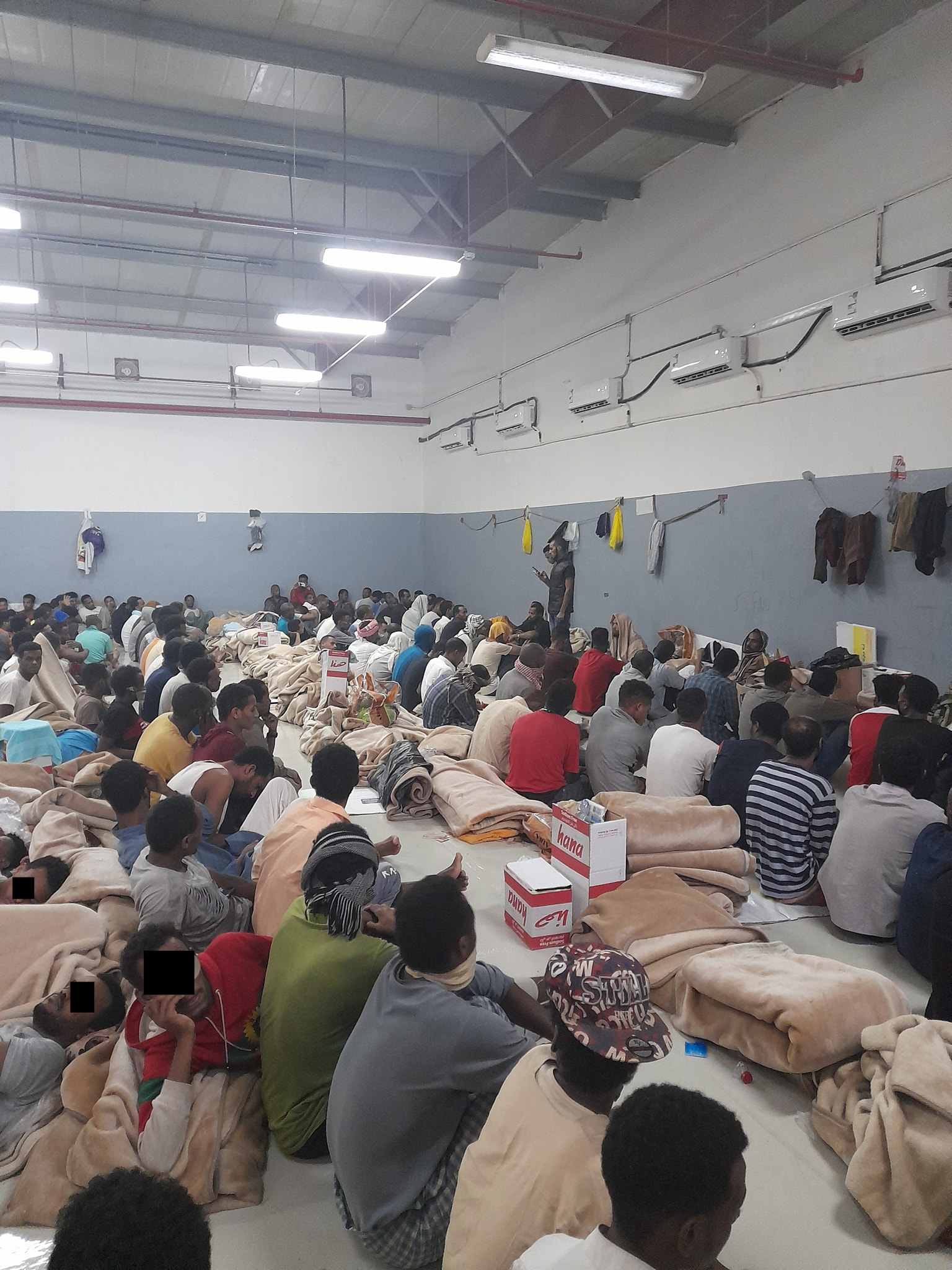 Dutzende äthiopische Migranten drängten sich in einem Raum in der Haftanstalt al-Shumaisi in Riad.  August 2021. © Internet