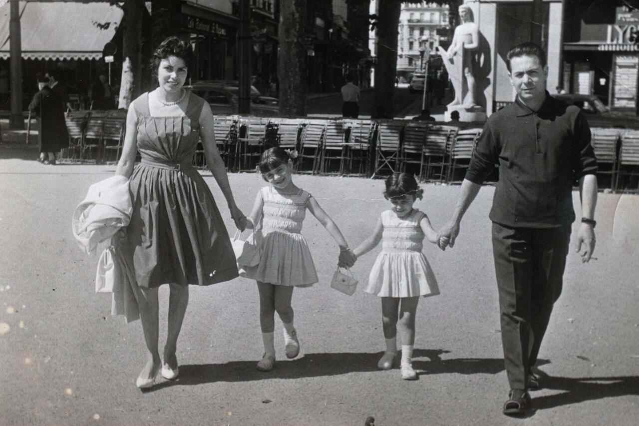 Dieses 1962 aufgenommene Foto zeigt Anne Hidalgo (2. R) mit ihrer Schwester Marie (2. L) und den Eltern Maria (L) und Antonio am Place Bellecourt in Lyon.