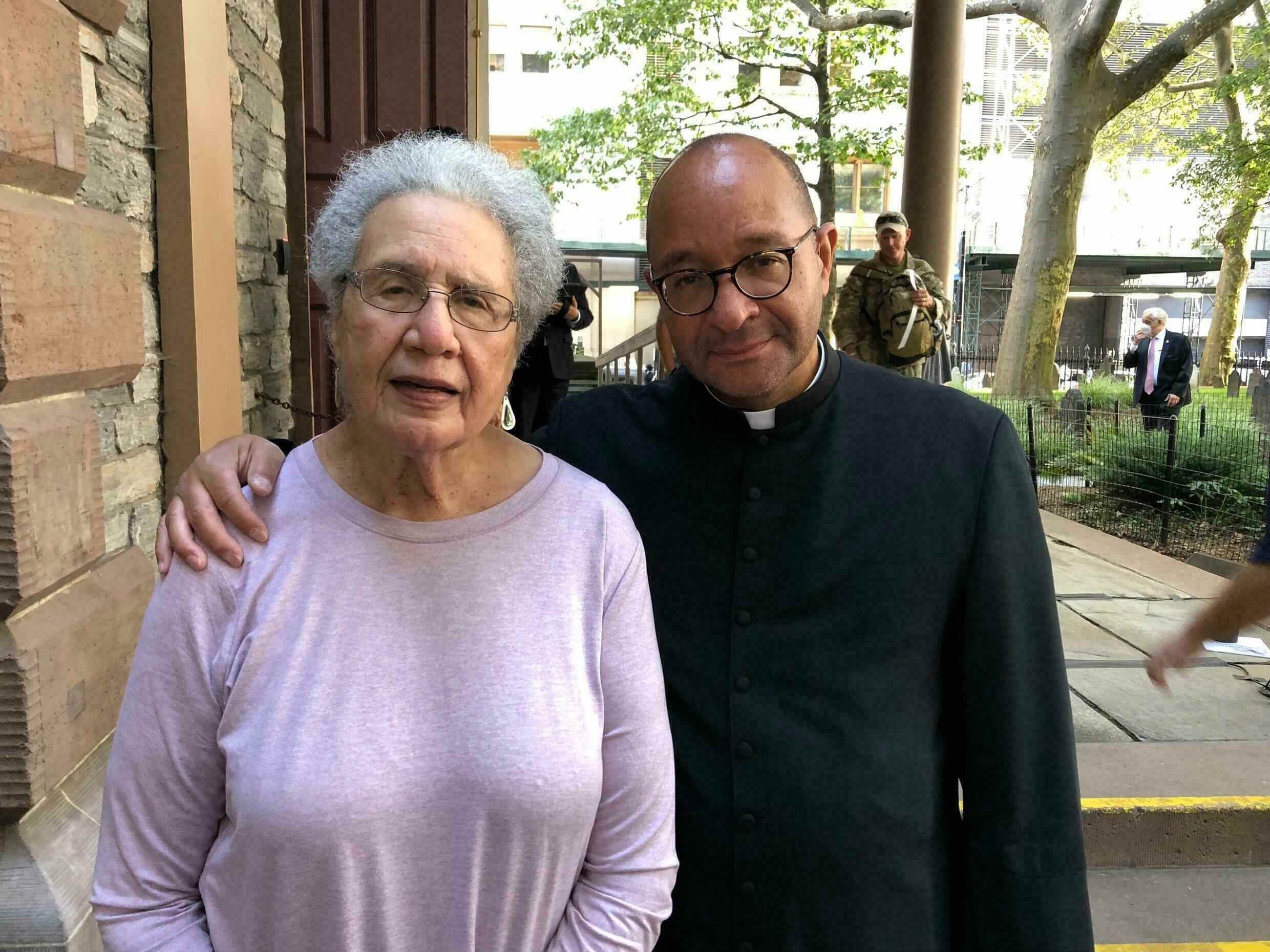 Nachbarschaftsbewohnerin Cynthia Moten, links, mit Reverend Phillip A. Jackson, verantwortlicher Priester der Trinity Church.