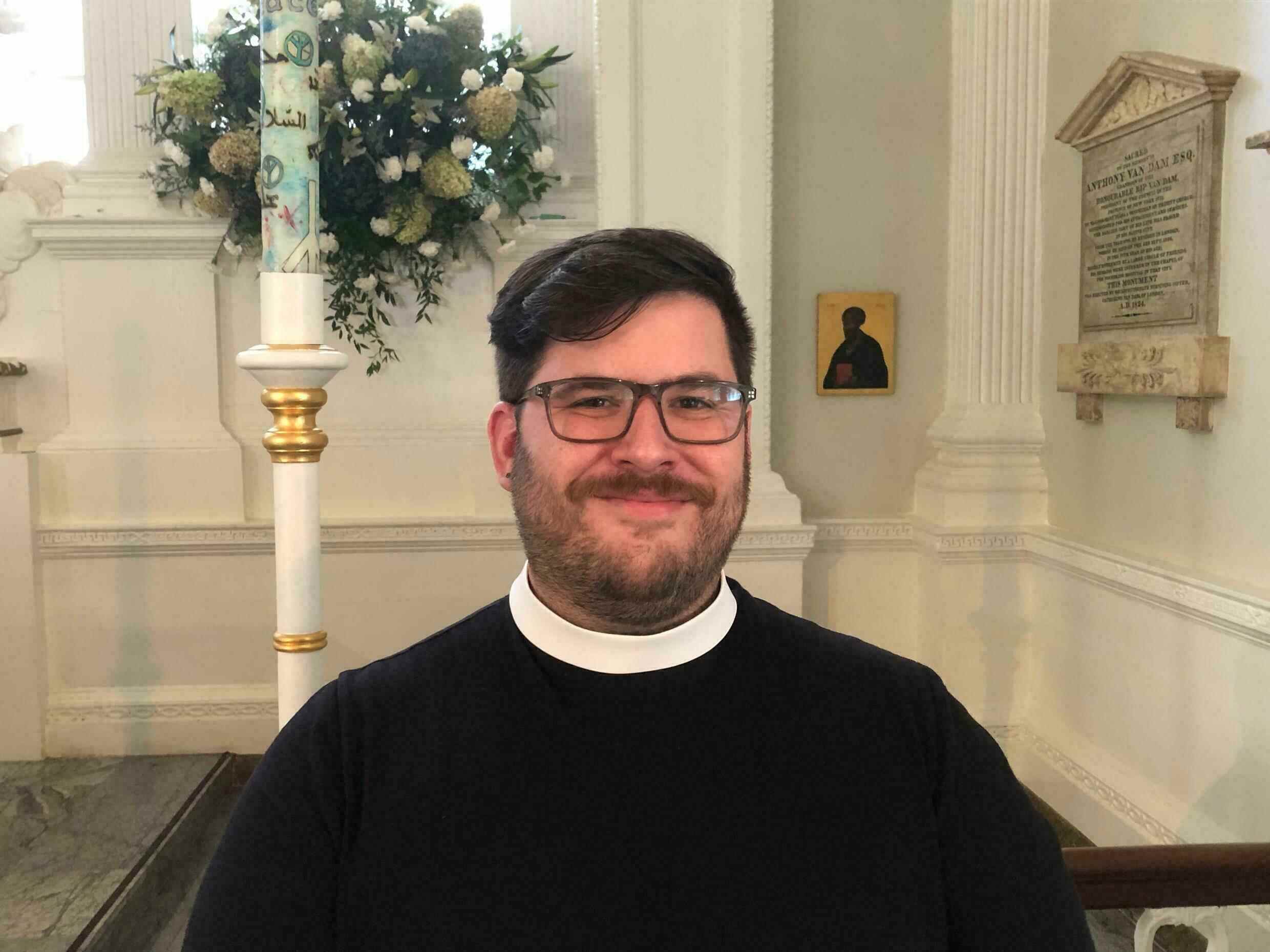 Reverend Matt Welsch, 33, ist einer der neuesten Priester der Trinity Church/St.  Pauls Kapelle.