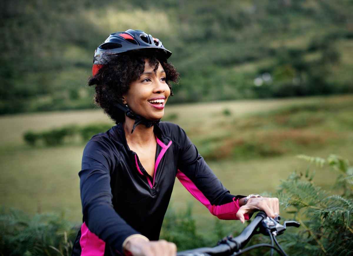 Fröhliche Radfahrerin, die eine Radtour genießt