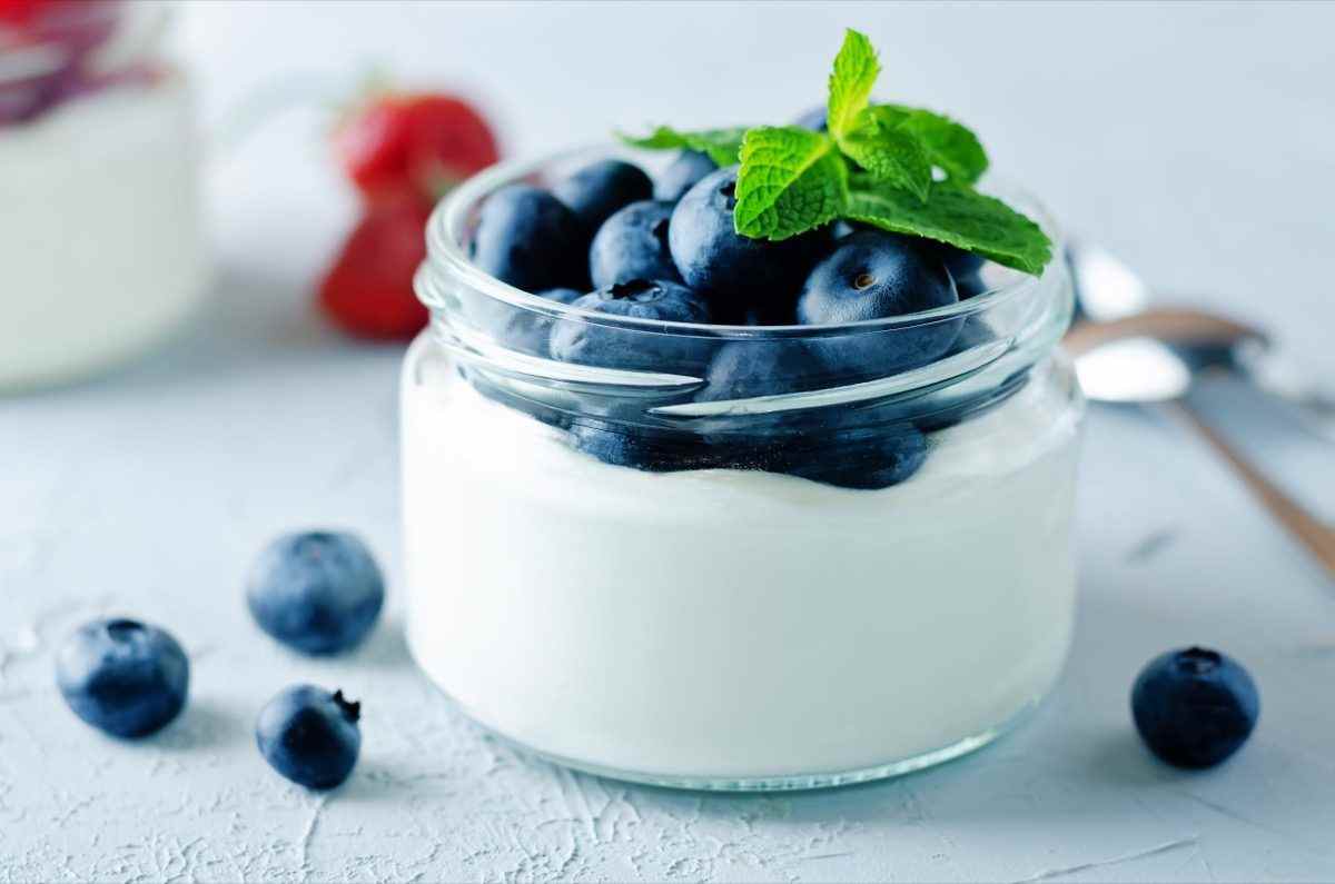 Joghurt im kleinen Glastopf mit Blaubeeren