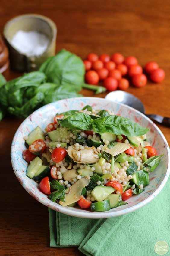 10. Israelischer Couscous-Salat mit Artischocken und Oliven