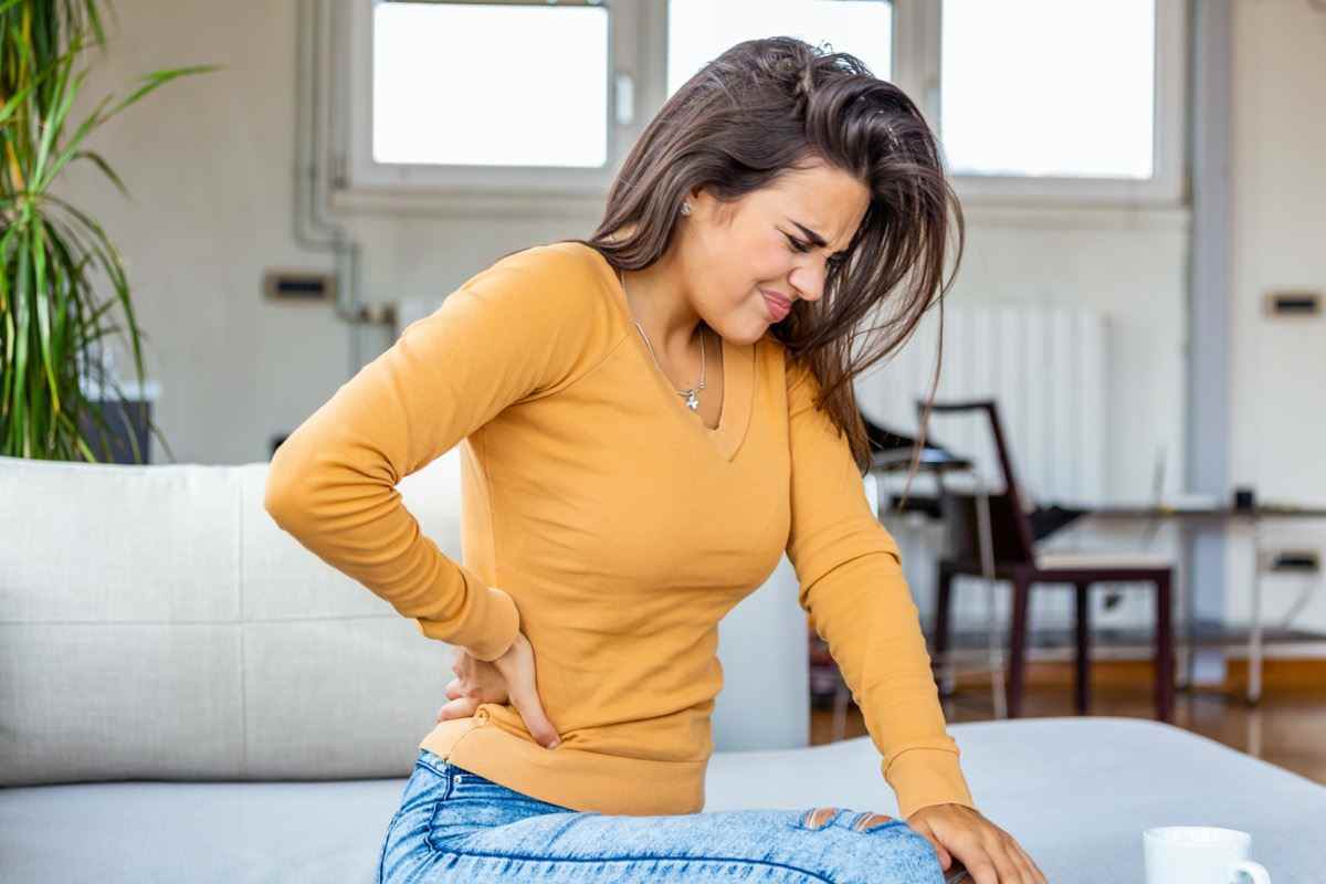 Frau mit Rücken- oder Nierenschmerzen