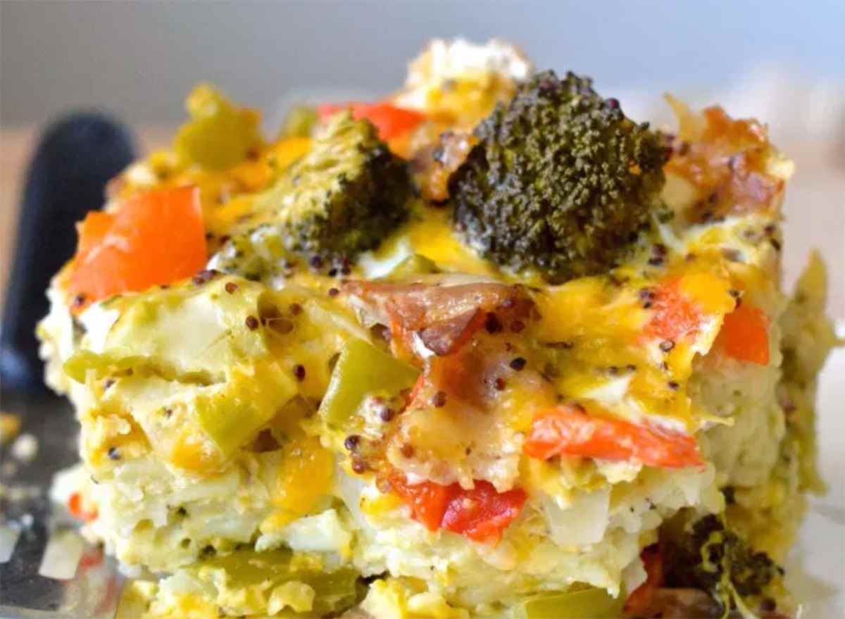 crock pot breakfast casserole with cheese and vegetables