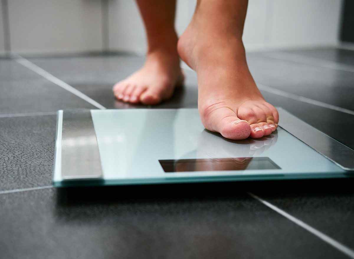 Gewichtsverlust auf der Waage betreten