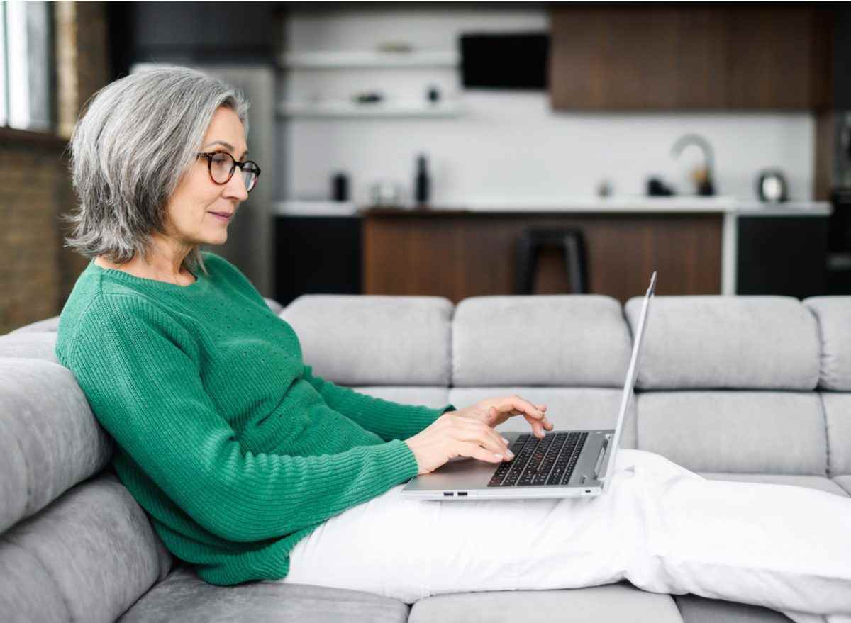ältere Frau mit Laptop