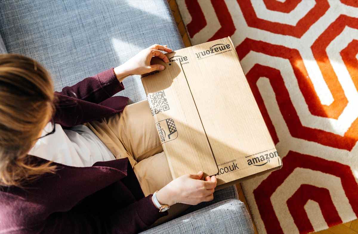 Frau Auspacken Auspacken Amazon Karton Logo bedruckt Karton Seite.