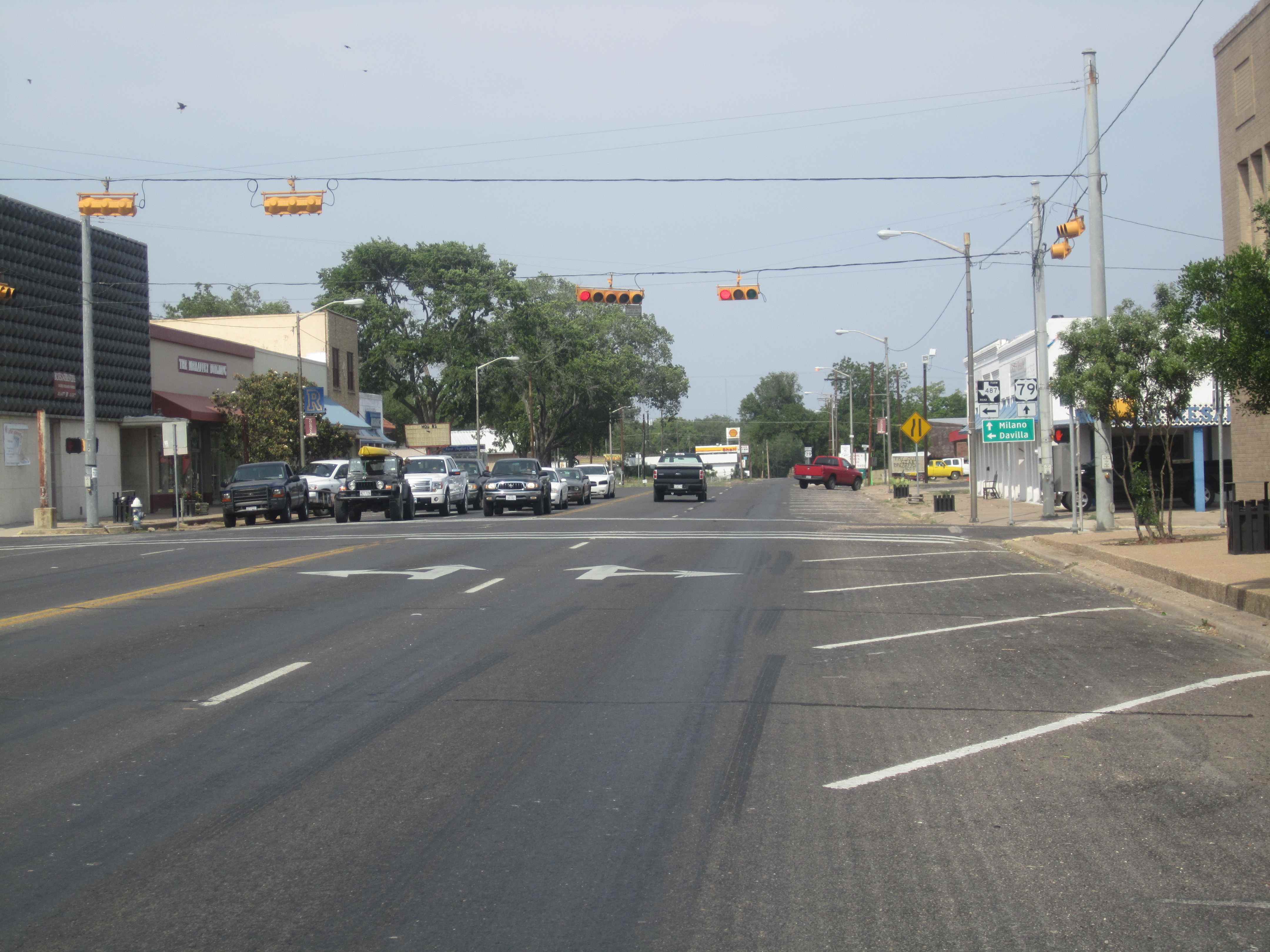 Datei:US Route 79 ist die Hauptstraße von Rockdale, TX IMG 2255.JPG - Wikimedia Commons
