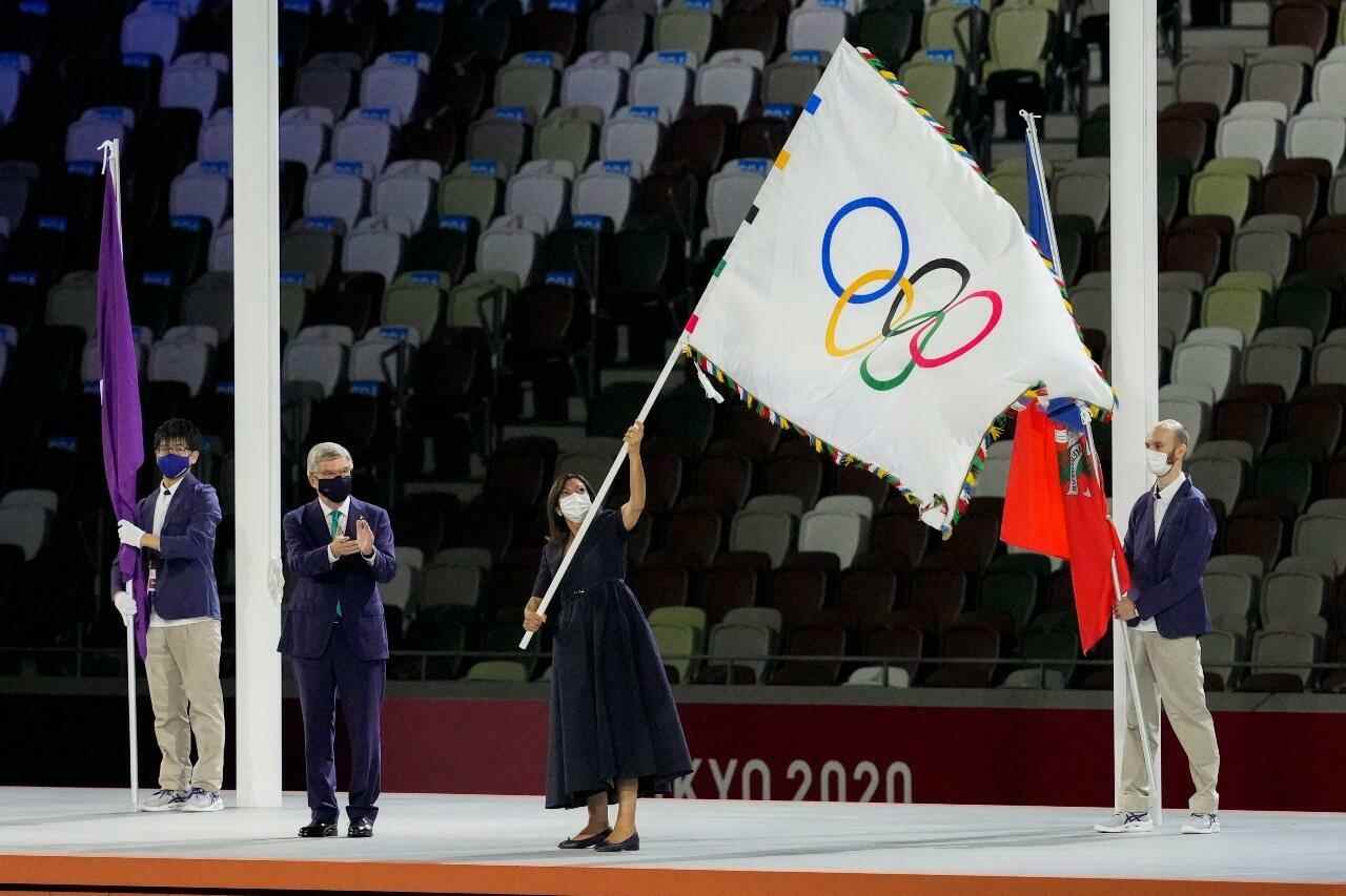Der Präsident des Internationalen Olympischen Komitees, Thomas Bach, überreicht der Pariser Bürgermeisterin Anne Hidalgo während der Abschlusszeremonie im Olympiastadion der Olympischen Sommerspiele 2020 am 8. August 2021 in Tokio, Japan, die olympische Flagge