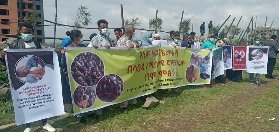 Äthiopier protestieren am 23. August 2021 vor der saudischen Botschaft und fordern ein Ende der entsetzlichen Bedingungen, unter denen ihre Lieben leben.
