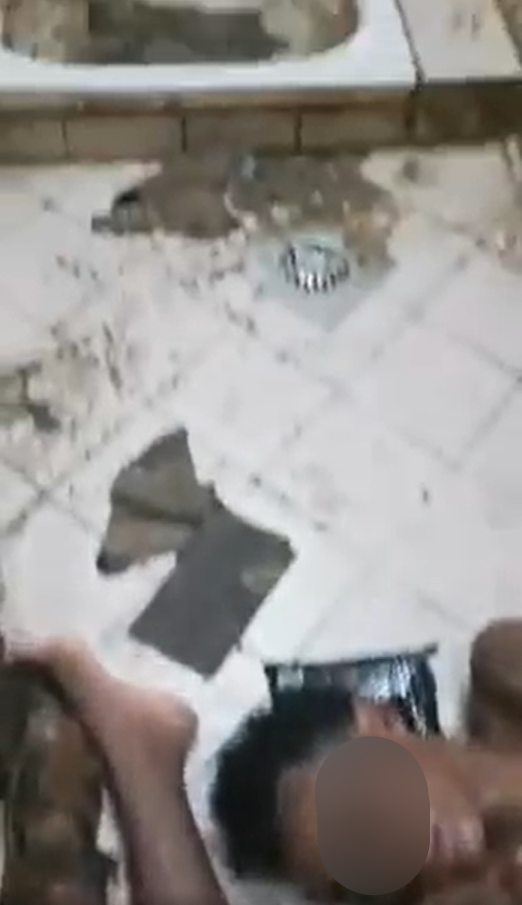 Screenshot aus einem im August 2021 gedrehten Video, das äthiopische Migranten zeigt, die auf dem Boden schmutziger Toiletten in einem Internierungslager in Jazan in Saudi-Arabien schlafen.