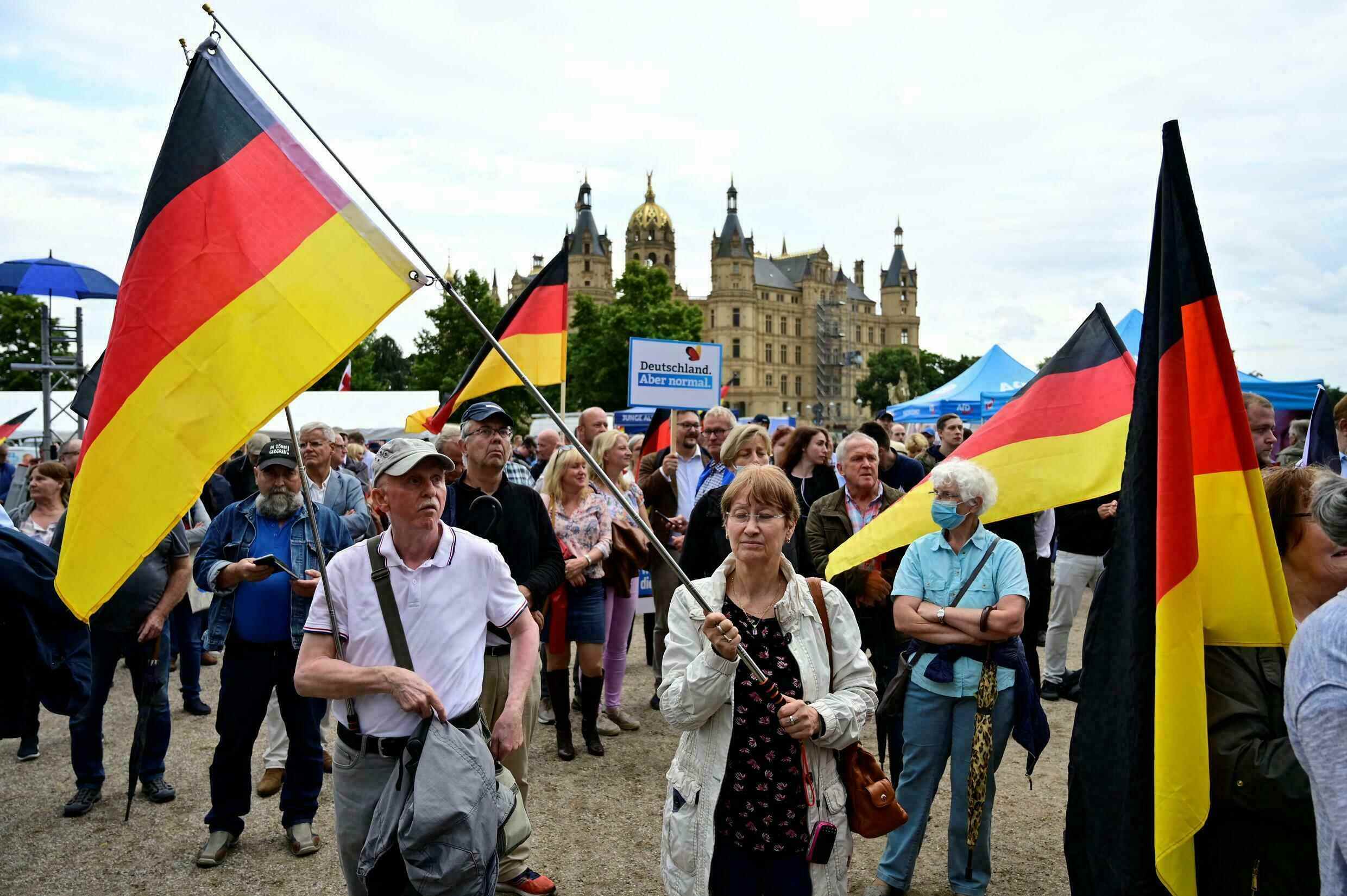 AfD-Anhänger bei einer Kundgebung in Schwerin, Norddeutschland, am 10. August 2021 abgebildet