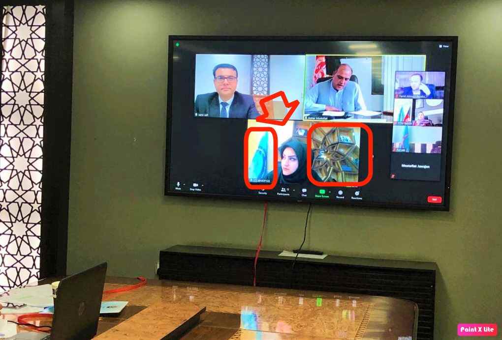 Hervorhebung des Hintergrunds auf einem Foto, das am 10. Oktober 2020 während einer Videokonferenz mit lokalen Büros auf dem Facebook-Konto des afghanischen Finanzministeriums veröffentlicht wurde.