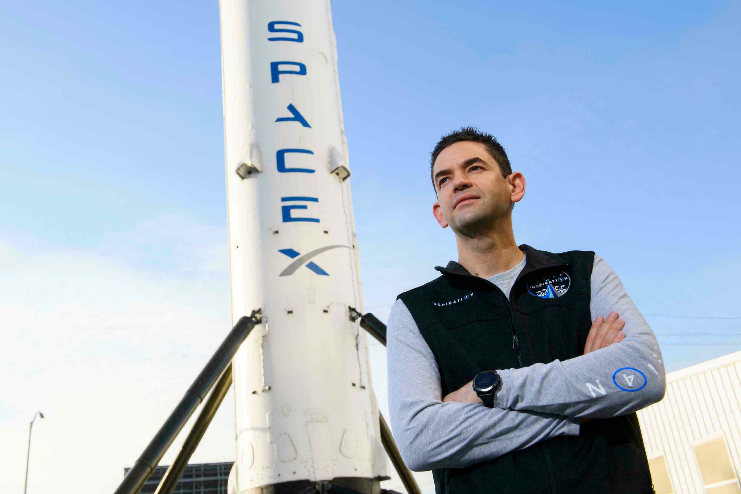US-Milliardär Jared Isaacman vor einer SpaceX Falcon 9-Rakete am 2. Februar 2021 in Hawthorne, Kalifornien.