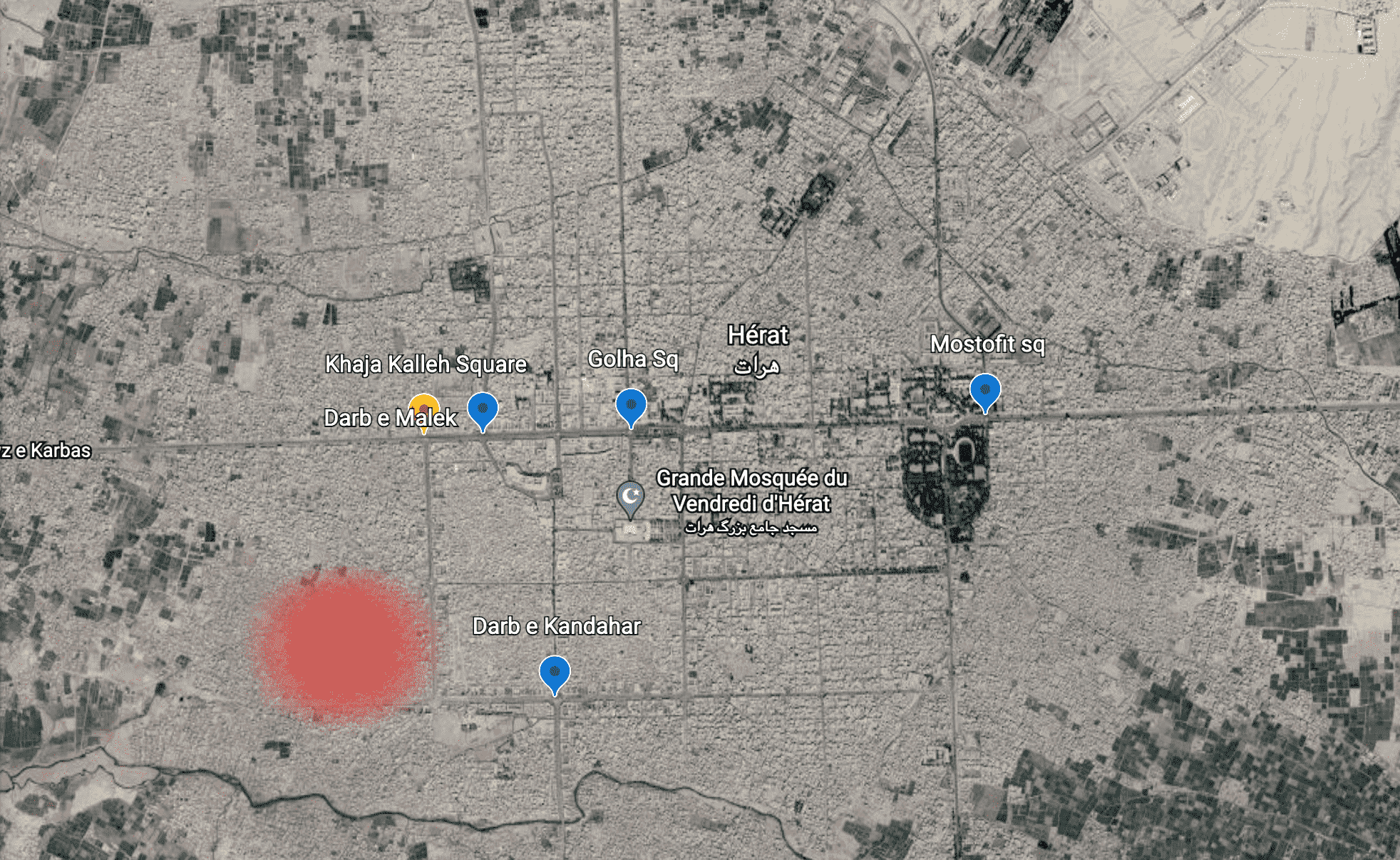 Die vier Leichen wurden an vier verschiedenen Orten in Herat, Darb-e-Malek, Golha, Mostofit und Darb-e-Kandahar (auf der Karte blau dargestellt) aufgehängt.  Laut afghanischen Medien fand die Entführung auf dem Khaja-Kalleh-Platz (gelb markiert) und die Schießerei zwischen Taliban-Beamten und den Entführern im 14. Bezirk der Stadt (rot markiert) statt.