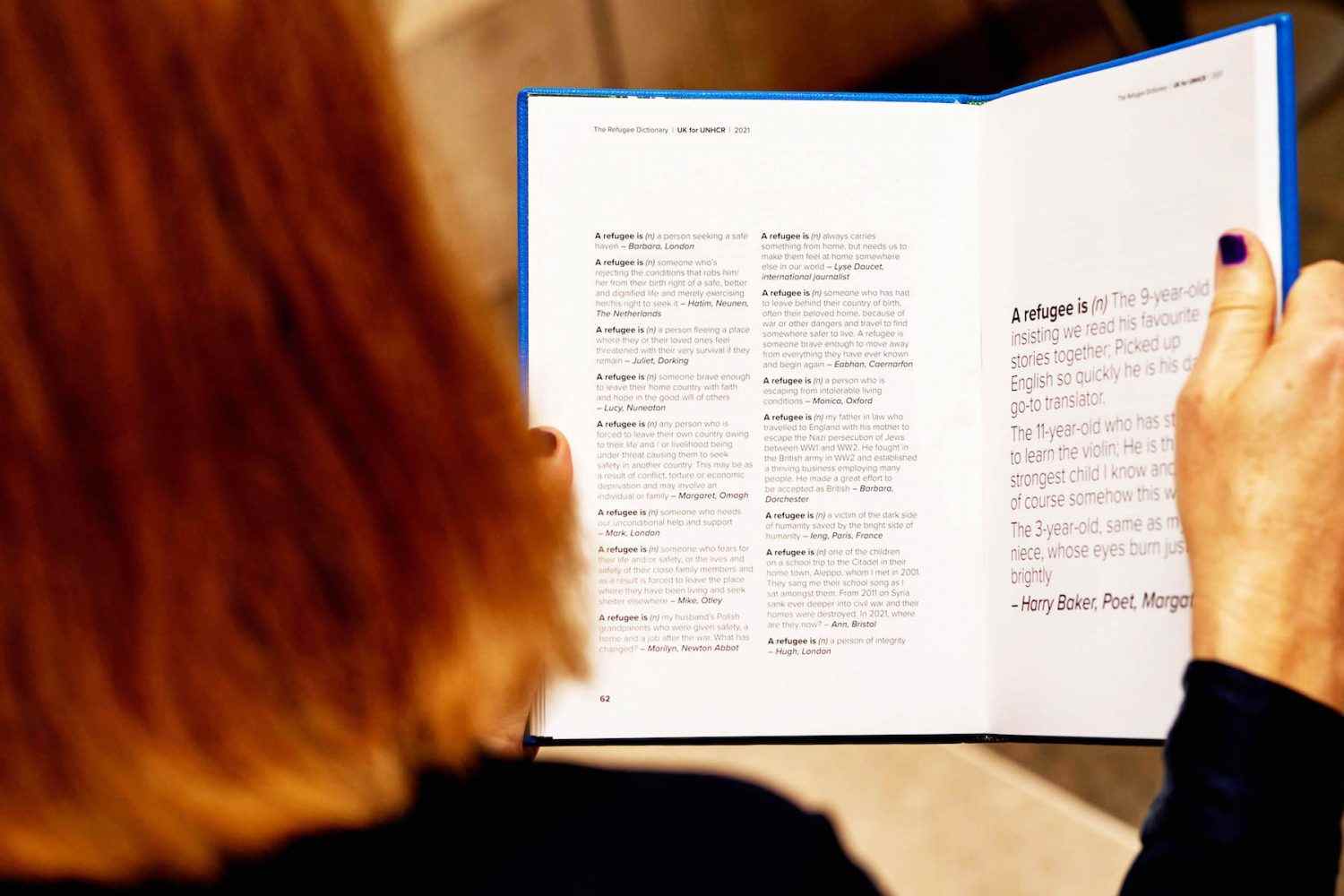 Eine Frau liest The Refugee Dictionary