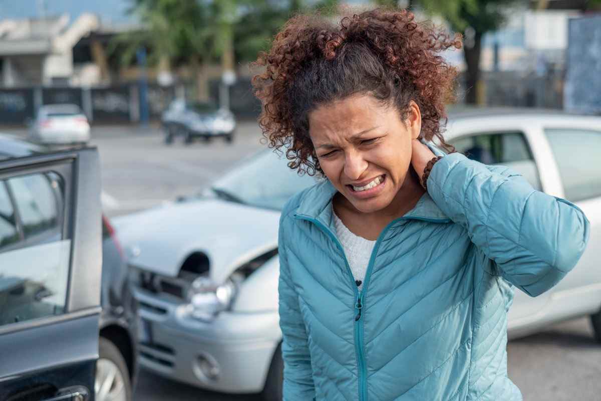 Schmerzhafte Nackenschmerzen nach einem Autounfall des Kotflügelbiegers