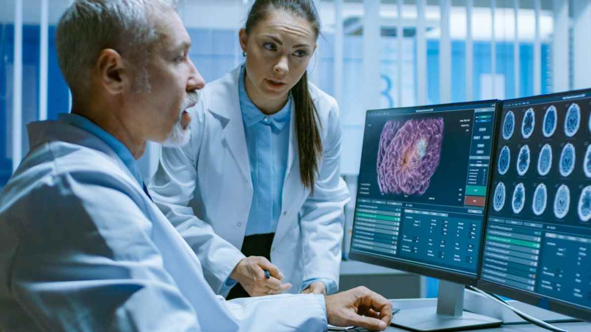 Zwei Mediziner im Labor für Hirnforschung diskutieren Fortschritte im Neurophysiologie-Projekt Heilung von Tumoren.