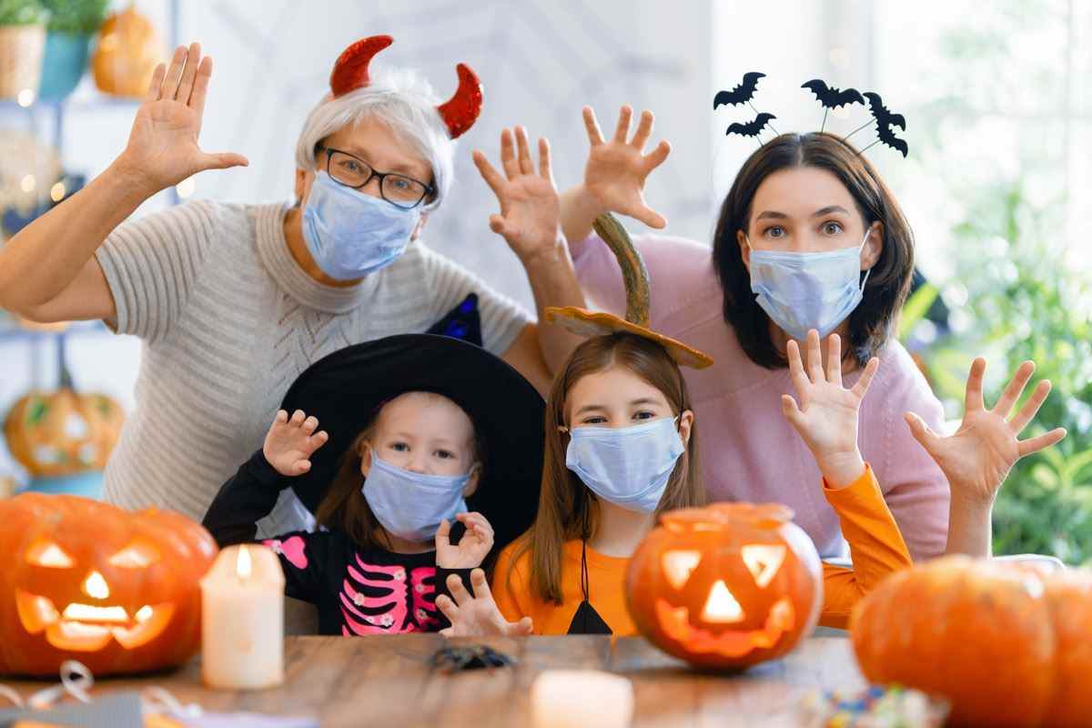 Glückliche Familie, die Halloween feiert