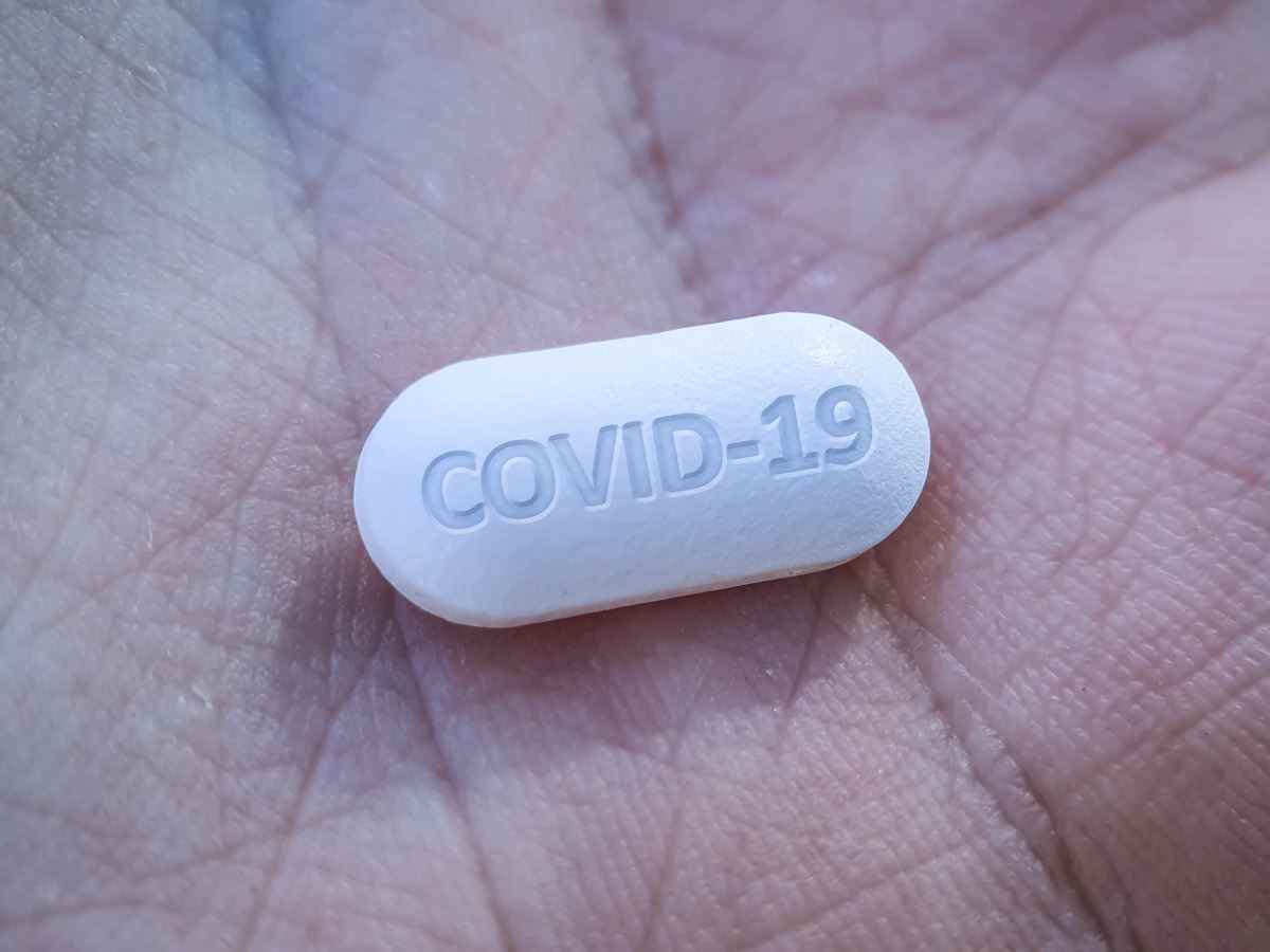 Konzept der antiviralen Medikamente in der Hand für das neue COVID19-Coronavirus