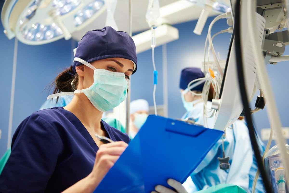 Krankenschwester untersucht alle Parameter im Operationssaal
