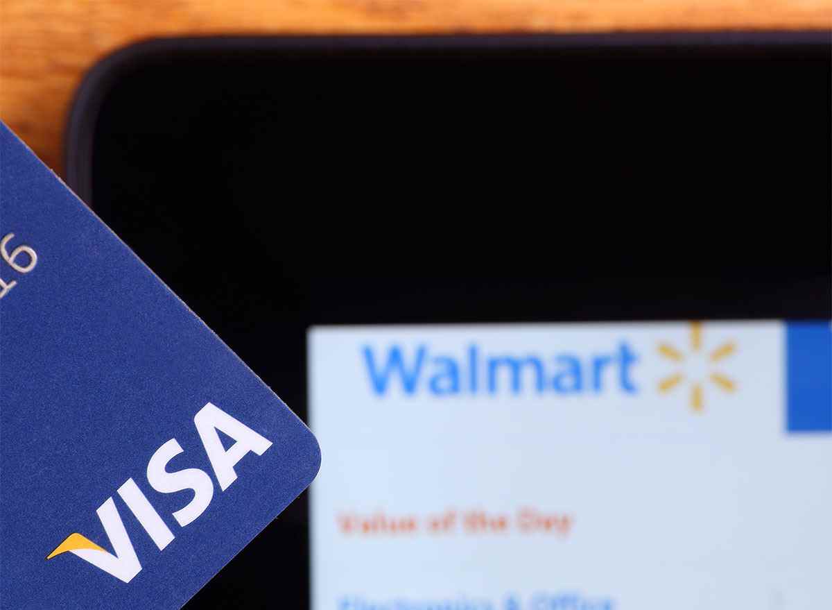 Walmart-Website auf dem Smartphone mit Visa-Kreditkarte