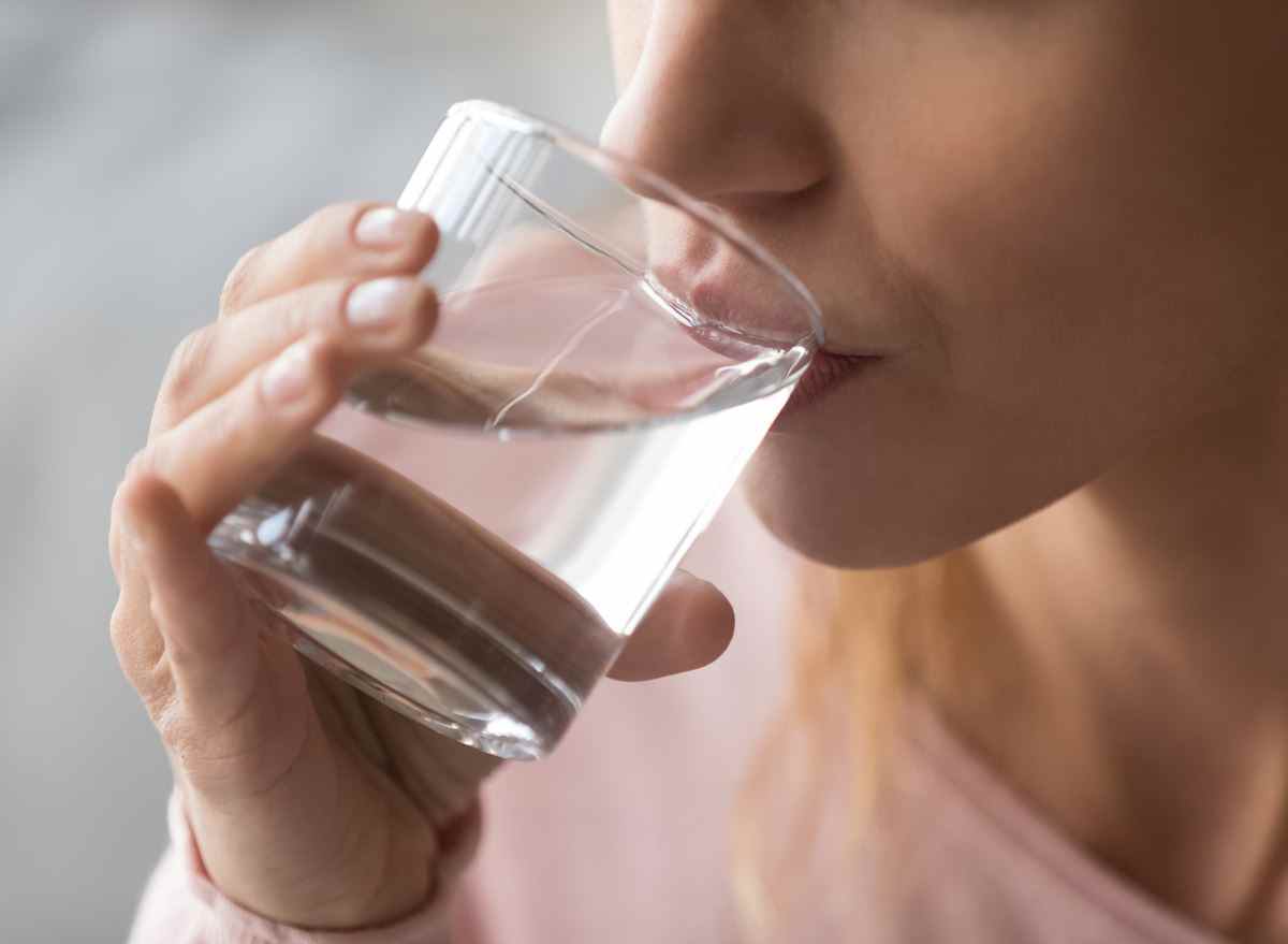 durstige Frau trinkt Wasser