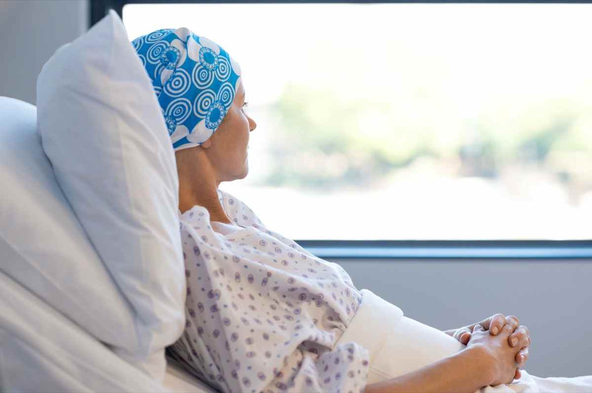 Frau im Bett, die an Krebs leidet