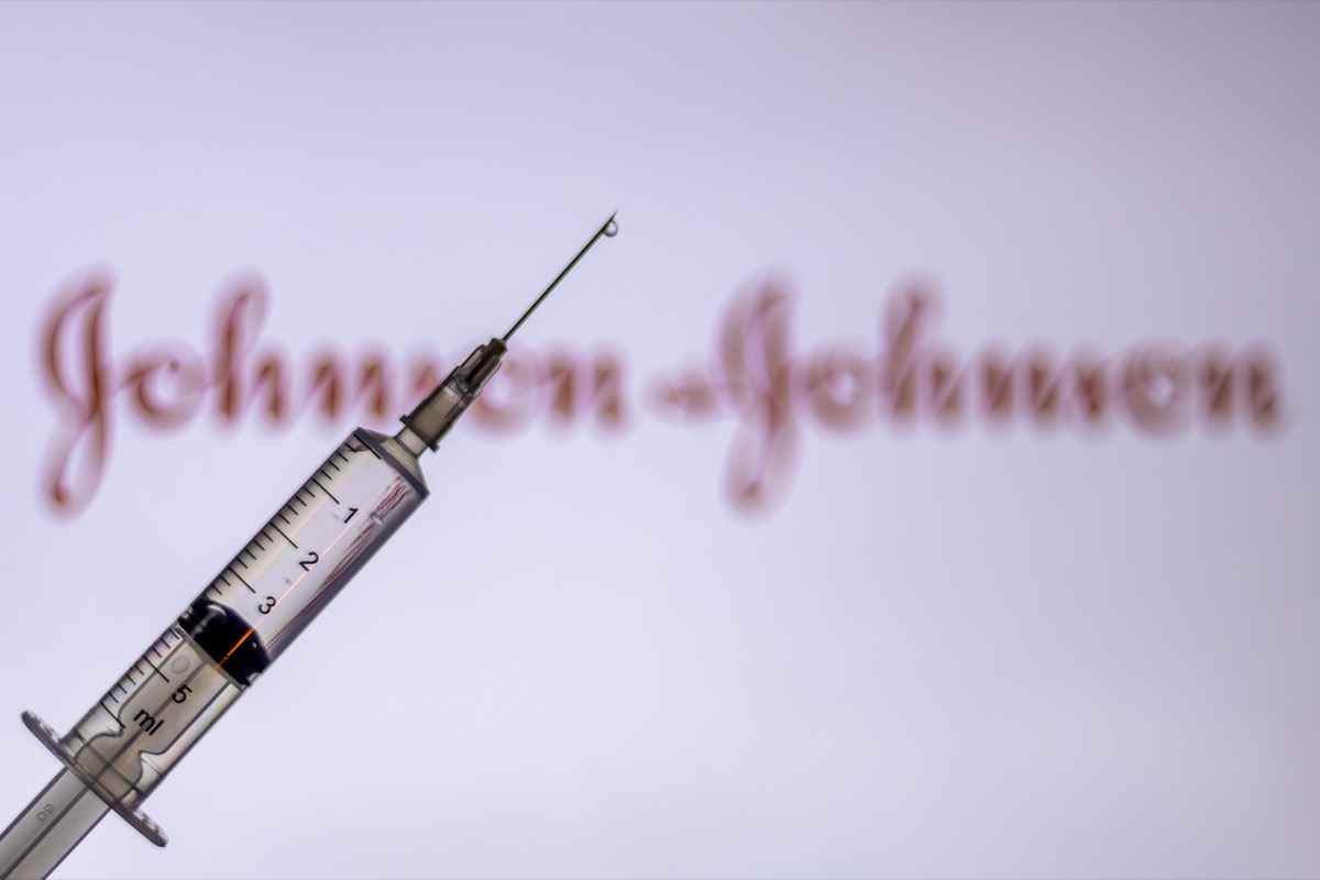 Spritzeninjektion gegen das Johnson- und Johnson-Logo platziert