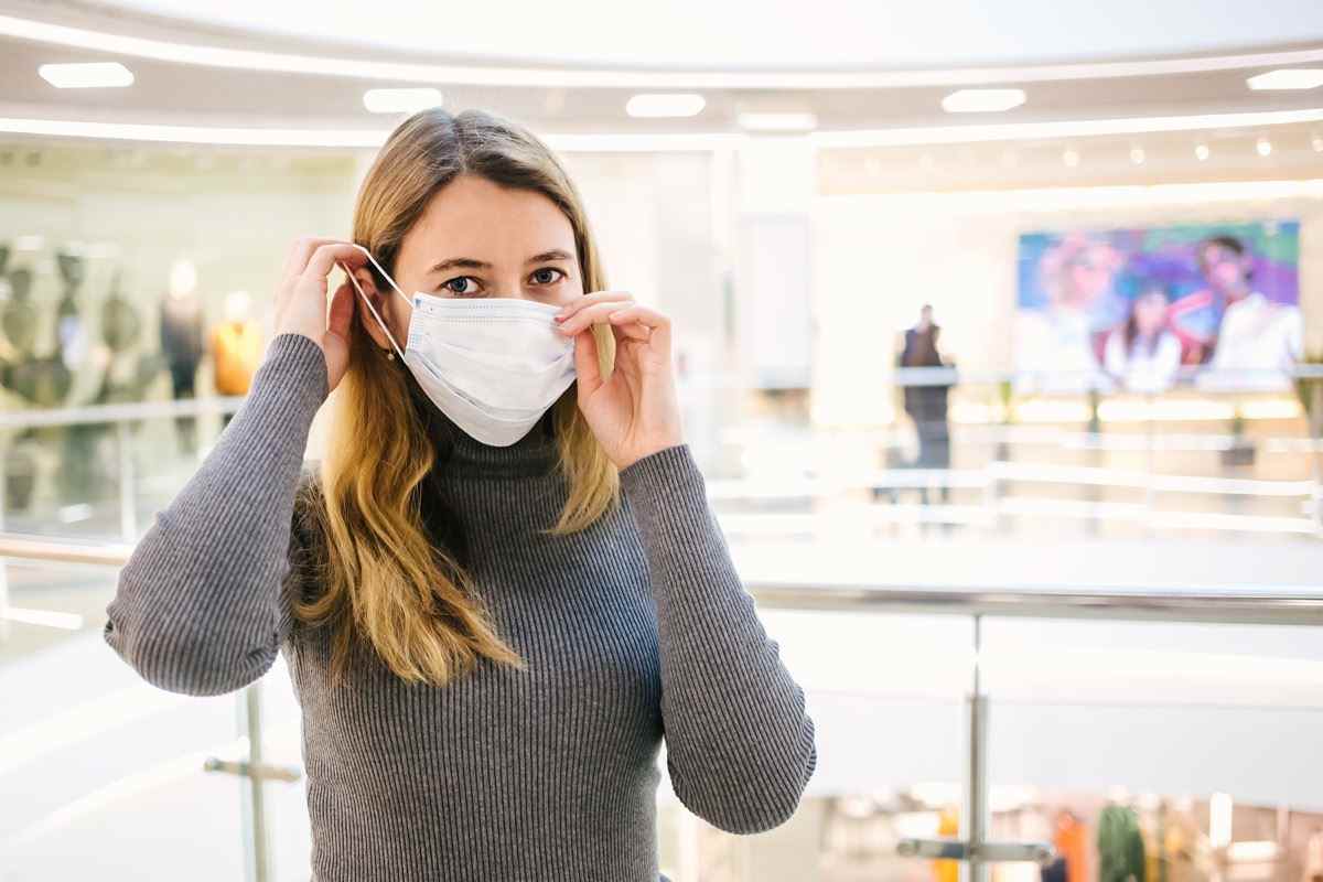 Frau mit medizinischer Maske, um sie vor Viren zu schützen