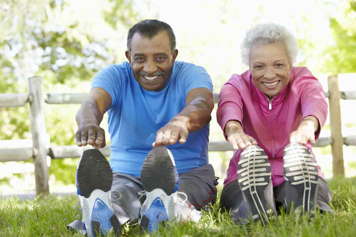 Älteres afroamerikanisches Paar, das im Park trainiert