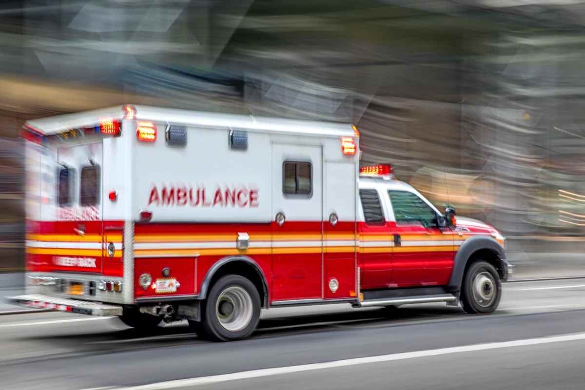 Krankenwagen auf Rettungswagen in Bewegung