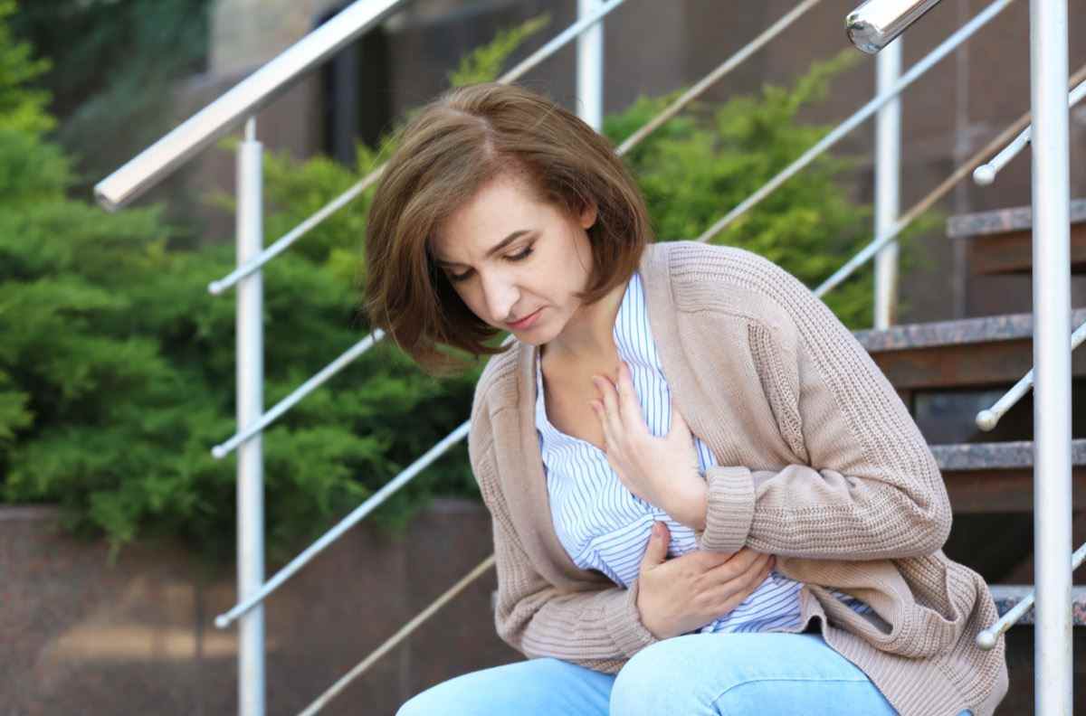 Reife Frau mit Herzinfarkt auf Treppen im Freien