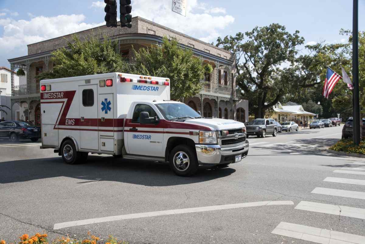 Ein Krankenwagen auf einem Notruf fährt durch das Stadtzentrum von Fairhope