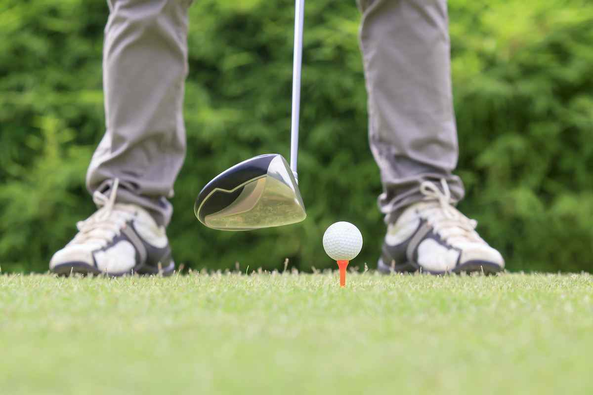 Golfer bereit zum Abschlag
