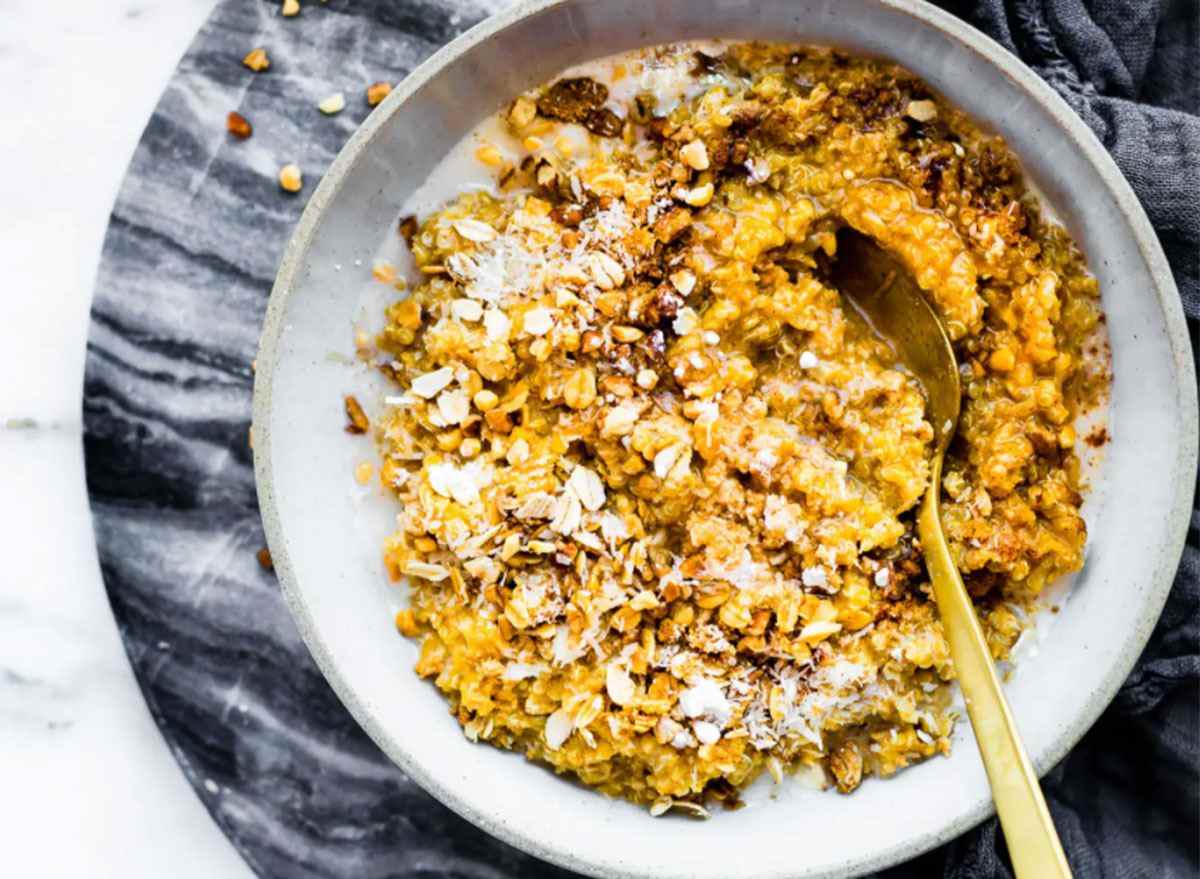 Kokoscreme-Kürbis-Quinoa-Porridge