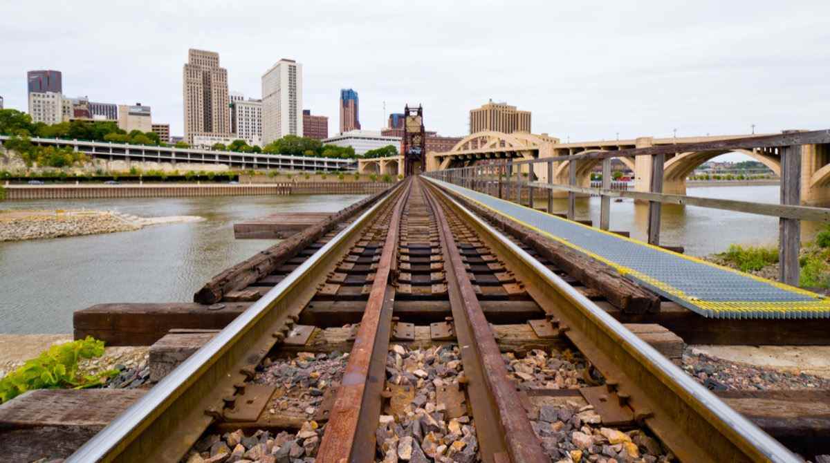 Eisenbahnschienen führen in den industriellen Teil von Saint Paul Minnesota