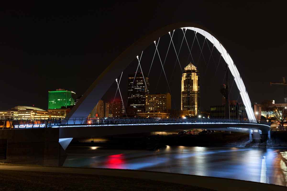 Im Stadtzentrum gelegene Brücke Des Moines Riverwalk nachts.  Des Moines Iowa