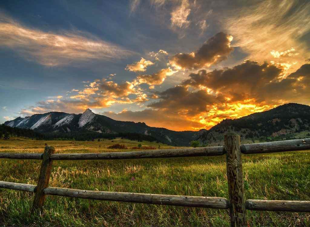 Sonnenuntergang in Boulder Colorado über Farmlandschaft