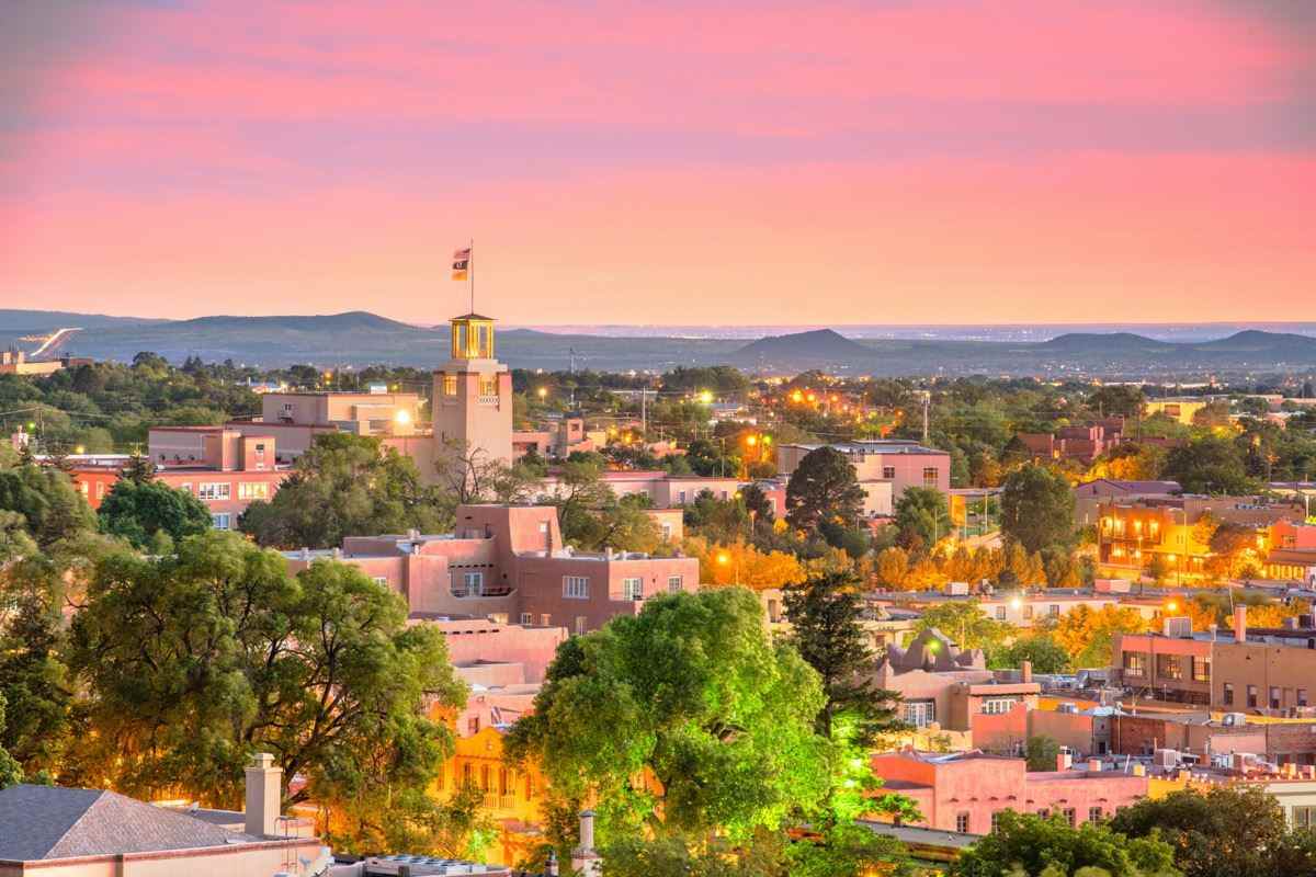 Skyline von Santa Fe, New Mexico, USA in der Abenddämmerung.