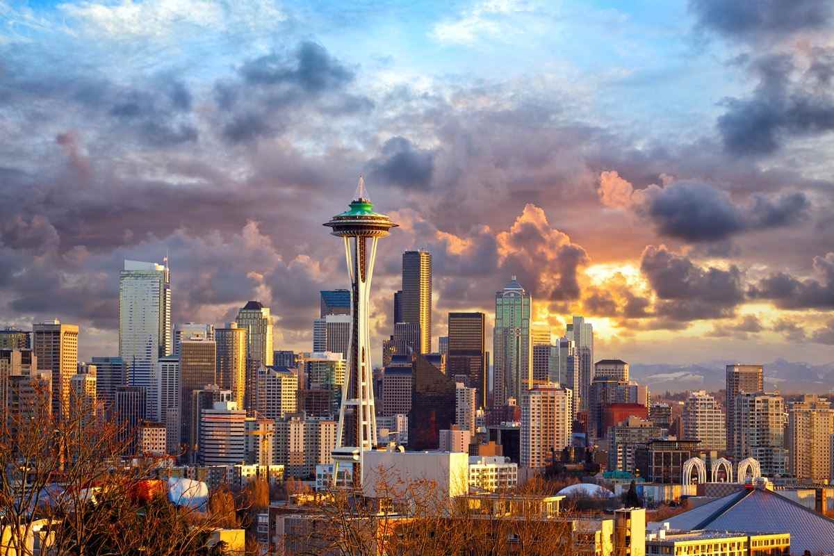 Skyline von Seattle bei Sonnenuntergang, WA, USA