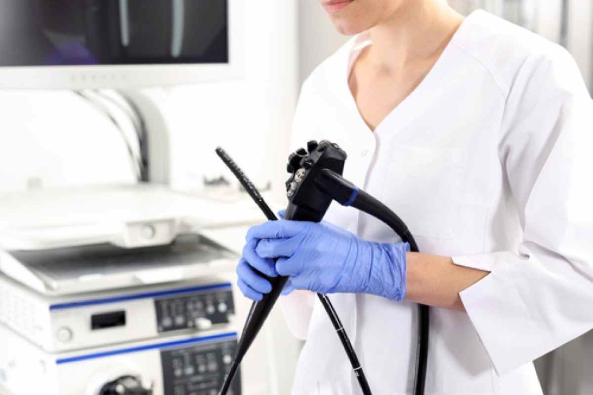 Arzt Gastroenterologe mit Sonde zur Durchführung von Gastroskopie und Koloskopie