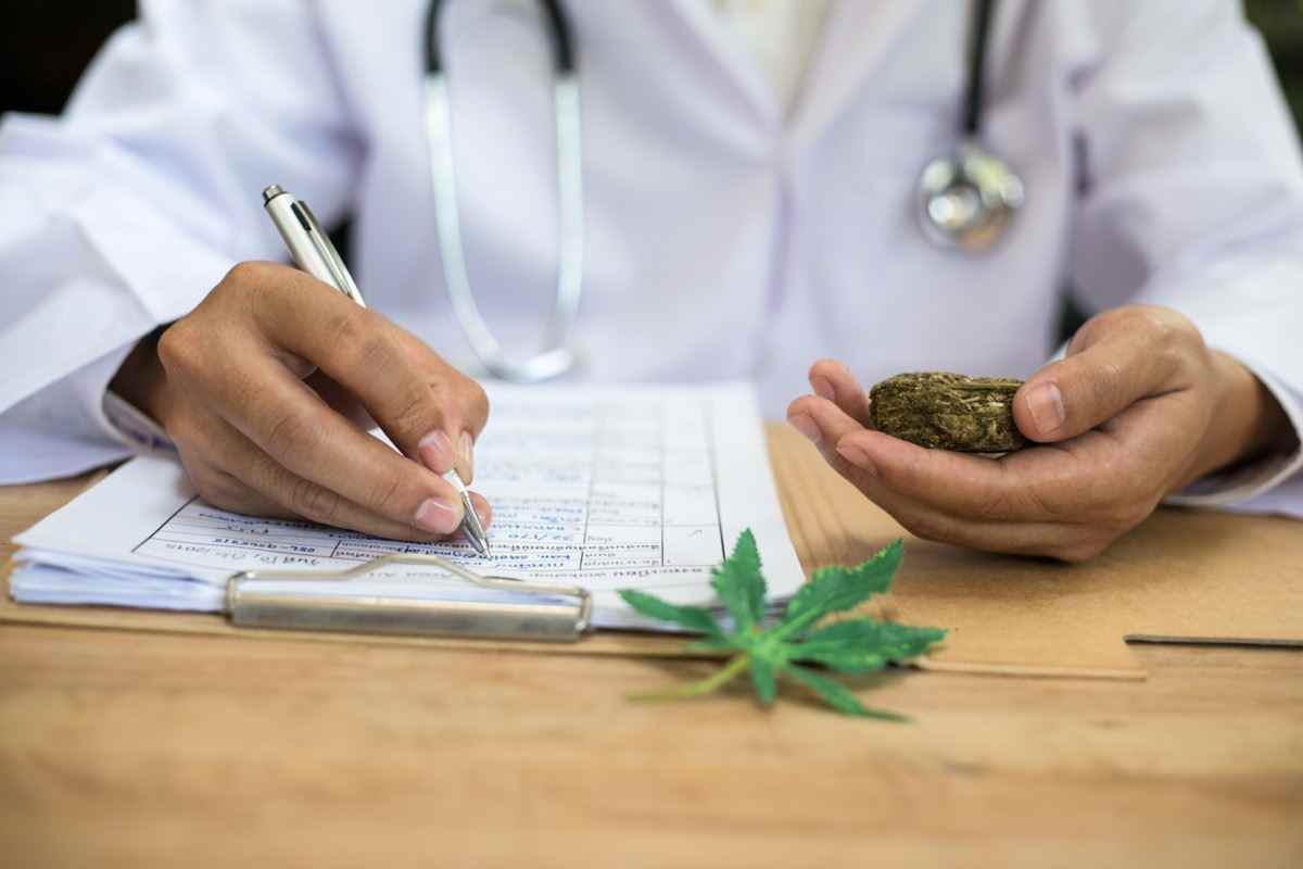 Doktor, der Marihuana-Forschung aufschreibt.