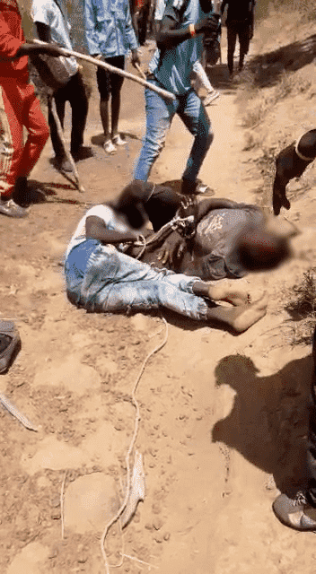 Ein Screenshot eines Videos, das am 28. September aufgenommen wurde und zwei Mitglieder des zeigt "Sklave" Kaste, die gefesselt und geschlagen wurden.