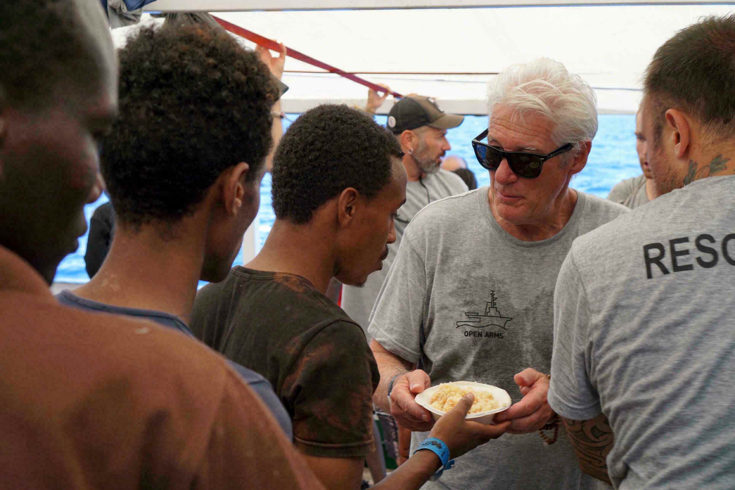 Hollywood-Ikone Richard Gere hilft am 9. August 2019 an Bord des Open Arms-Schiffes, Migranten Mahlzeiten zu servieren.
