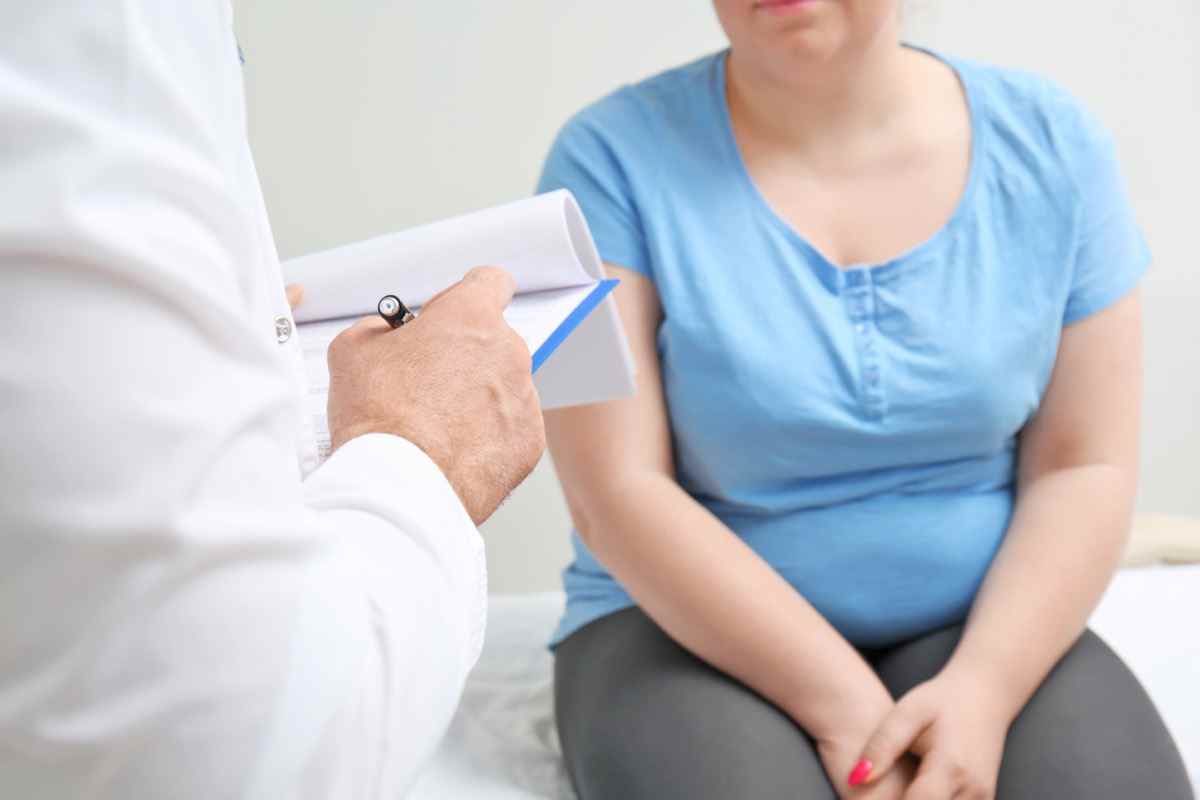 Übergewichtige Frau bespricht Testergebnisse mit einem Arzt im Krankenhaus.