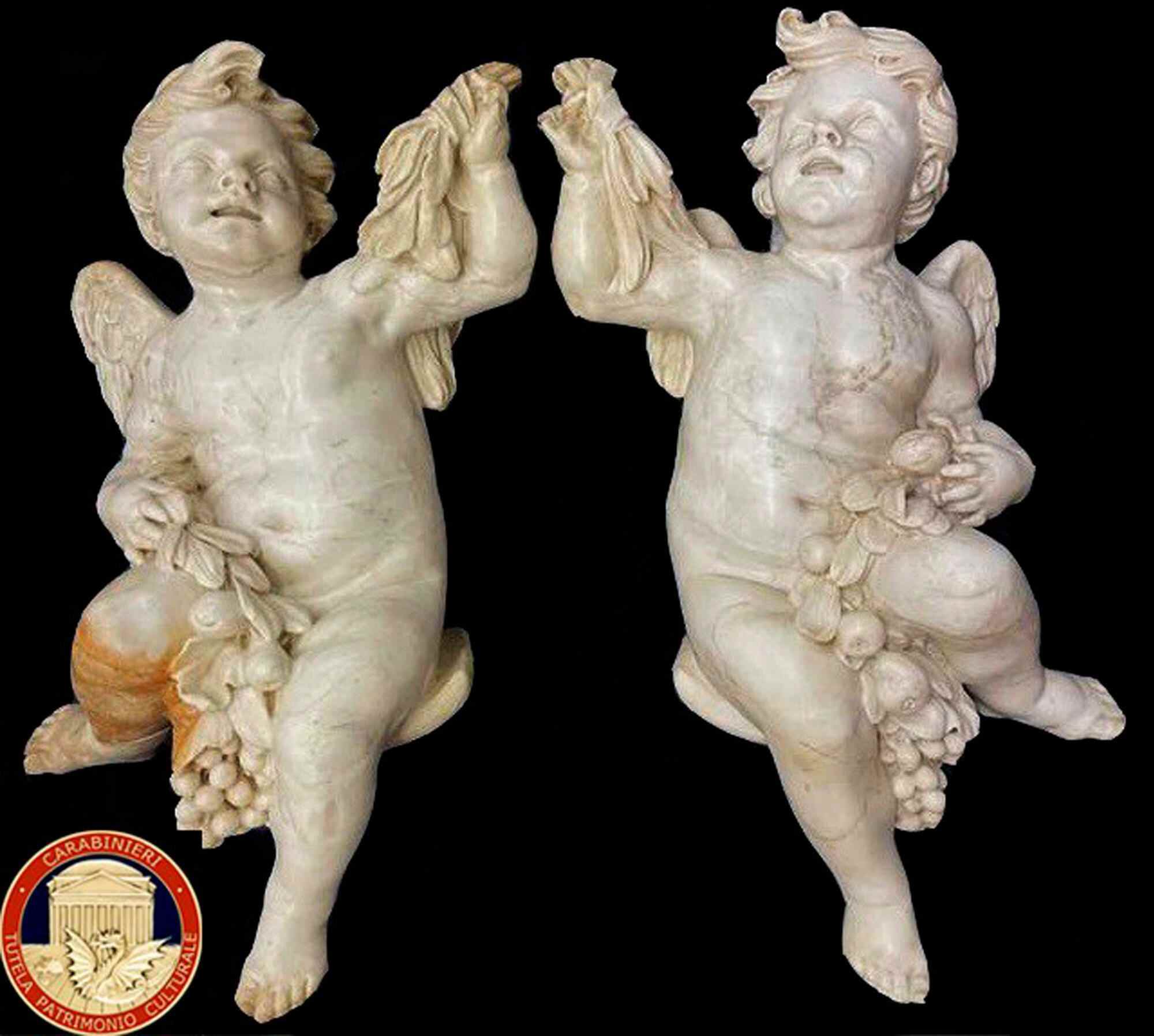 Auf diesem undatierten Bild sind zwei Marmorstatuen von Engeln zu sehen.  Ein britischer Kunstsammler, der die Marmorengel aus dem 17. Jahrhundert in einem Antiquitätenladen gekauft hat, hat sie zurückgegeben?  an die italienische Kunstpolizei.