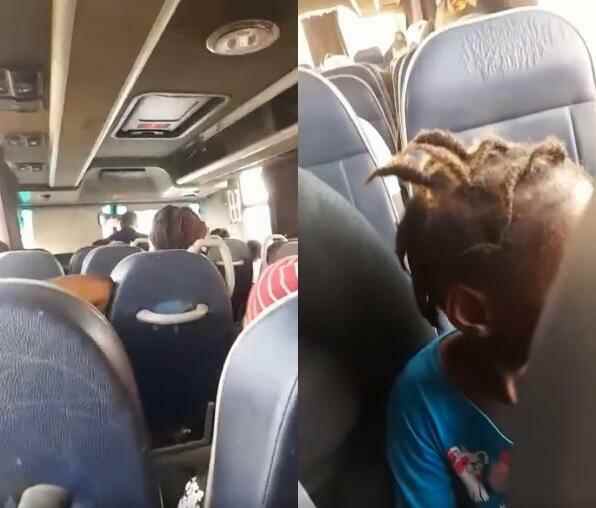 Dieses Video zeigt eine Gruppe von Menschen, darunter sehr kleine Kinder und mindestens ein Baby, die mit dem Bus an die libysche Grenze gebracht werden.